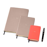 00000_TREU_Notizbuch_JOURNAL_Medium_Alle_Farben_Sizevergleich_04_2500x2500