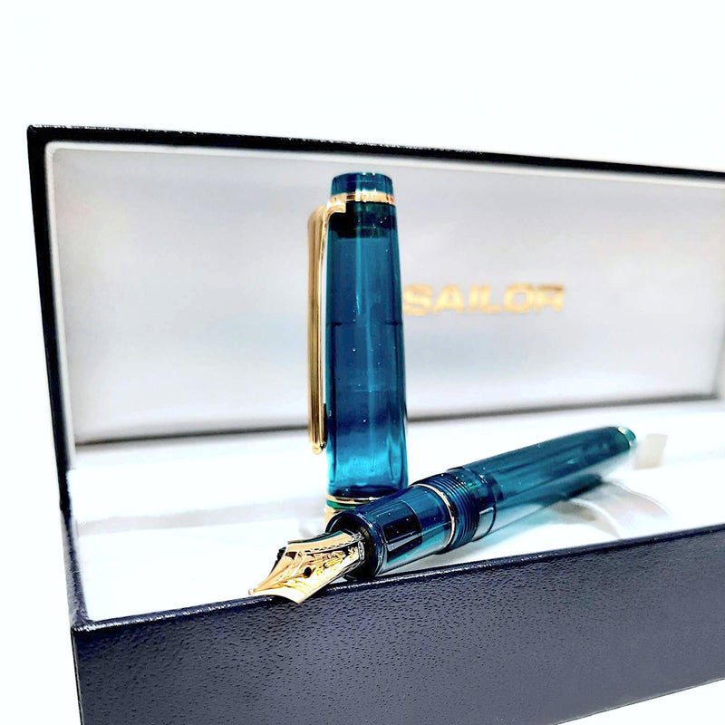 11-8649-446_SAI_PG_Slim_NEBULA_gold_trimmed_blau_gruen_FH_emotion_03_1500x1500