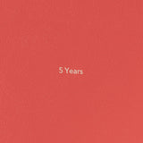 355888_TREULEBEN_5Jahr_Buch_Lobster_koralle_Detail_Praegung_04_800x800