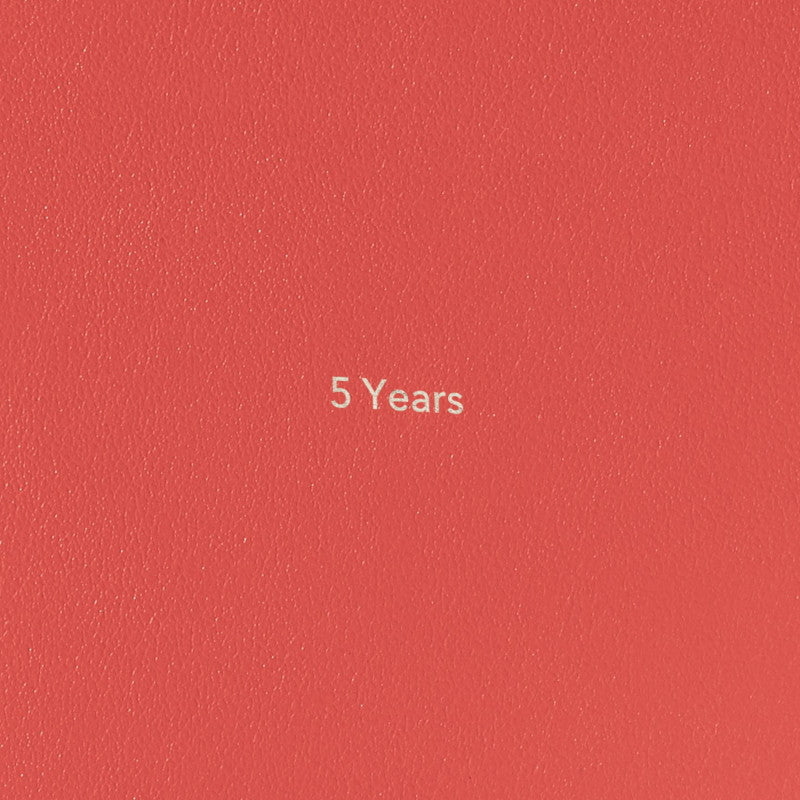 355888_TREULEBEN_5Jahr_Buch_Lobster_koralle_Detail_Praegung_04_800x800