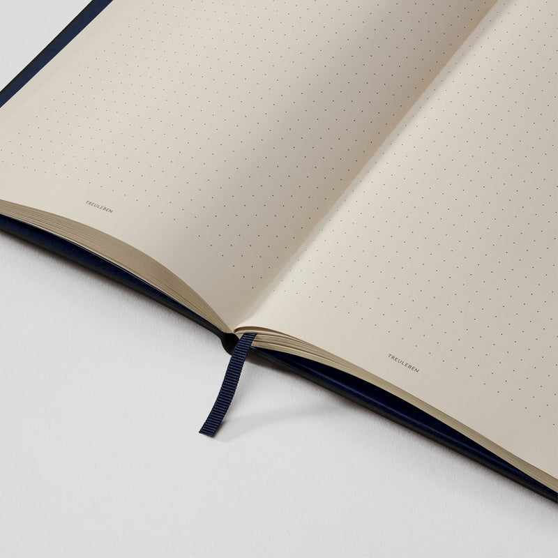 355902_TREU_Notizbuch_M_medium_schwarz_Lineatur_PUNKTIERT_2500x2500