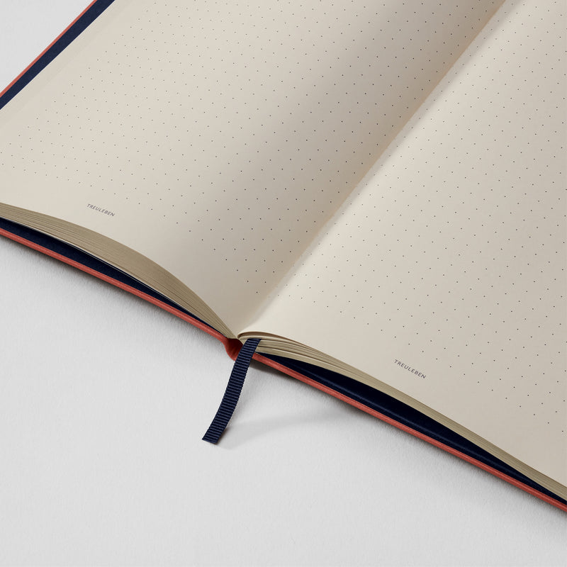 355906_TREU_Notizbuch_M_medium_lobster_Lineatur_dotted_05_2500x2500