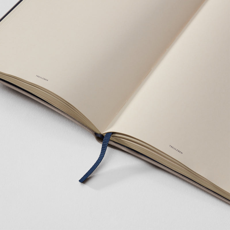355909_TREU_Notizbuch_M_medium_dolphin_Lineatur_blanko_04_2500x2500