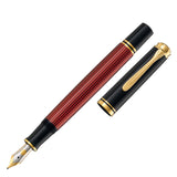 925131_PELK_Souveraen_M400_Schwarz_Rot_FH_diagonal_Kappe_rechts_02_1500x1500